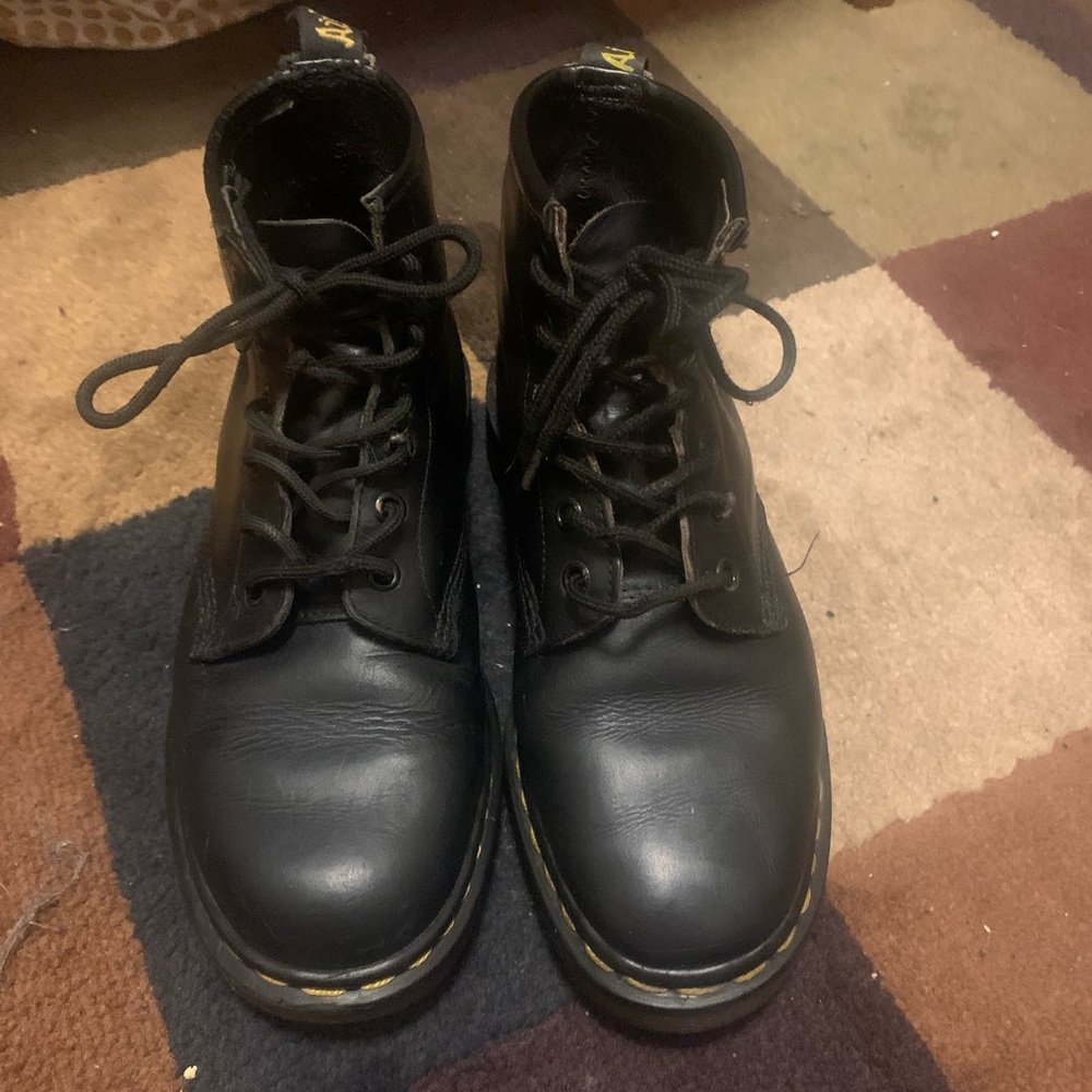 Women’s Size 7 101 Dr Martens (6 Eyelets)